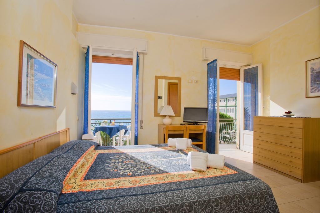 Hotel Lido Pietra Ligure Rom bilde